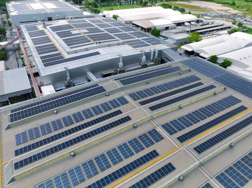 solar powered warehouse facility. modern distribution center with rooftop solar panel. eco friendly warehouse. sustainable logistics solutions for reduced carbon footprint. sustainable energy.